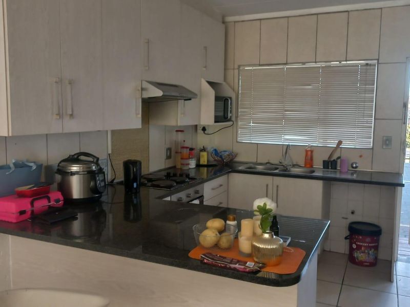 Well Maintained Complex - 2 bedroom ground floor + spacious lounge & enclosed stoop - Photo 3