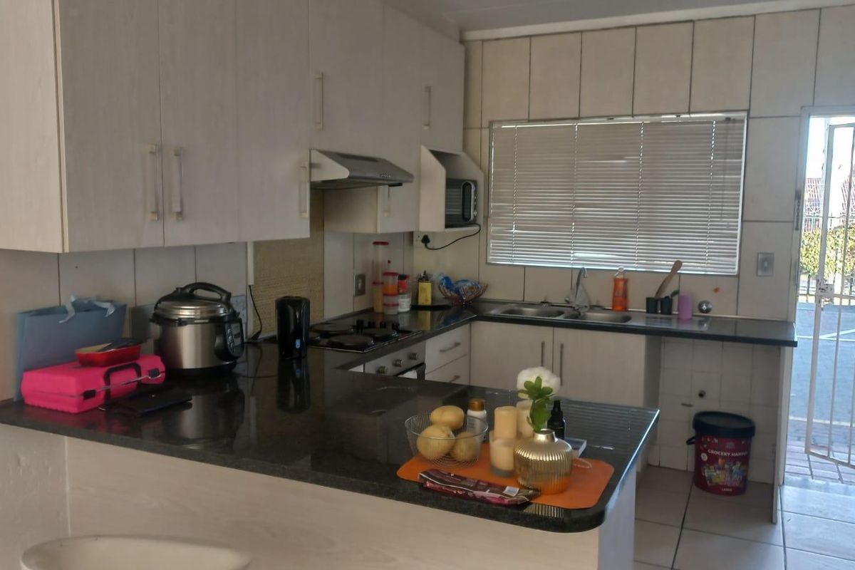 Well Maintained Complex - 2 bedroom ground floor + spacious lounge & enclosed stoop - Photo 3