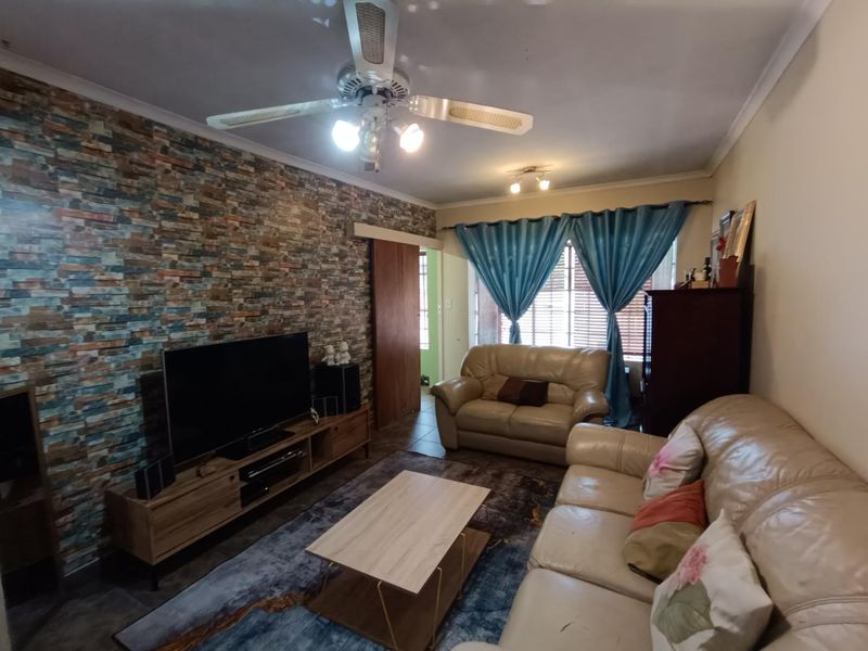 ZWARTKOP CENTURION - 4 BEDROOMS - STUDY - 3 LIVING AREAS - Photo 10