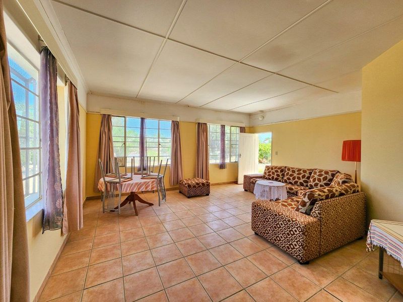 Uis:  3 Bedr Older home is for sale - Photo 5