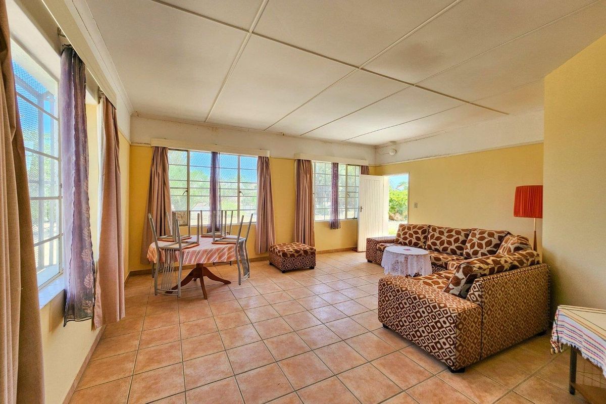 Uis:  3 Bedr Older home is for sale - Photo 5