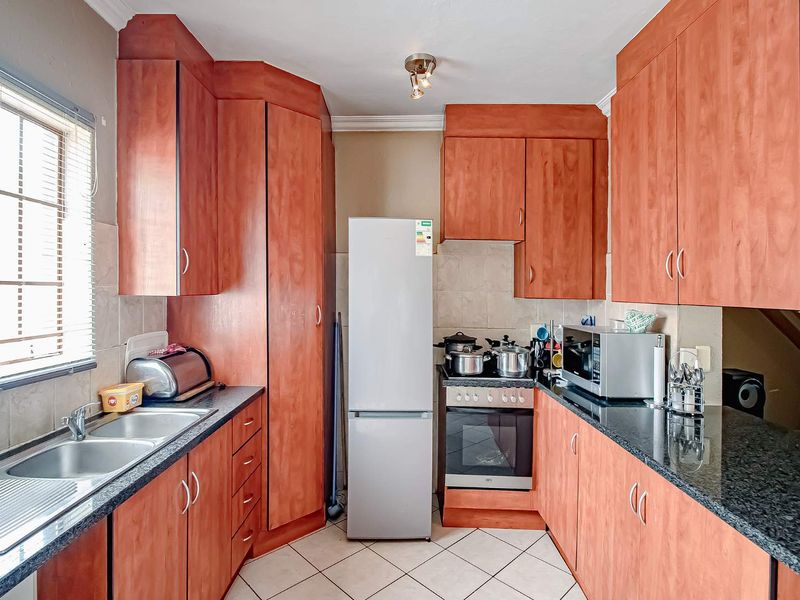 Spacious 3 Bedroom Home in a Secure, Well-Maintained Complex - Photo 3