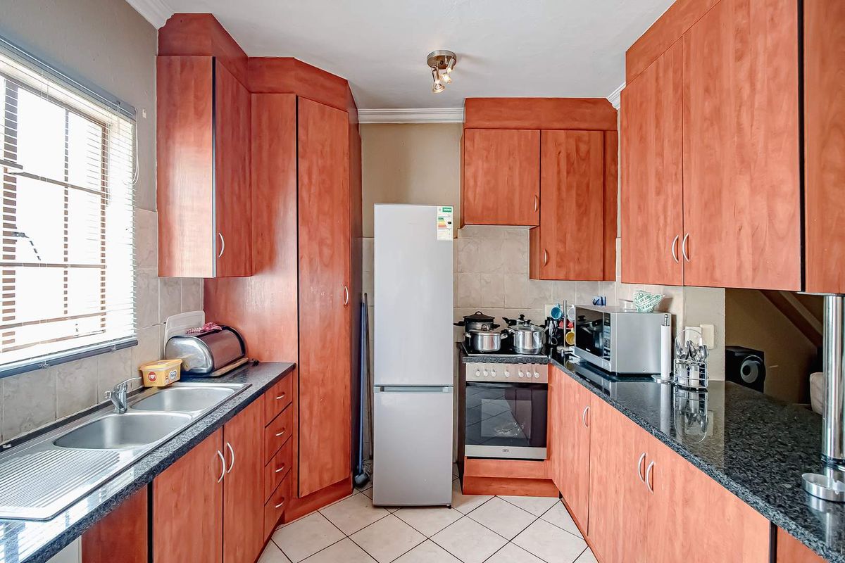 Spacious 3 Bedroom Home in a Secure, Well-Maintained Complex - Photo 3