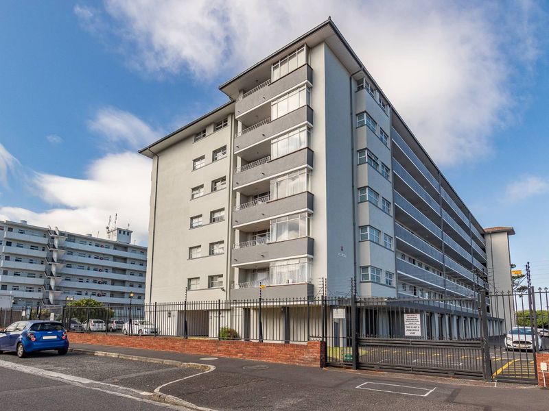 Spacious 3-Bedroom Apartment in Prime Location - Photo 2