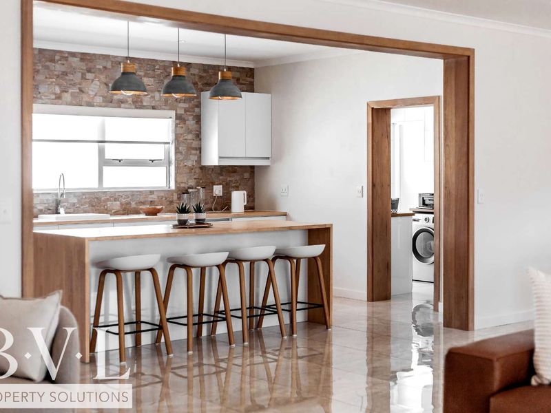 Perfect Three Bedroom Family Home in a Peaceful Coastal Neighbourhood - Photo 3