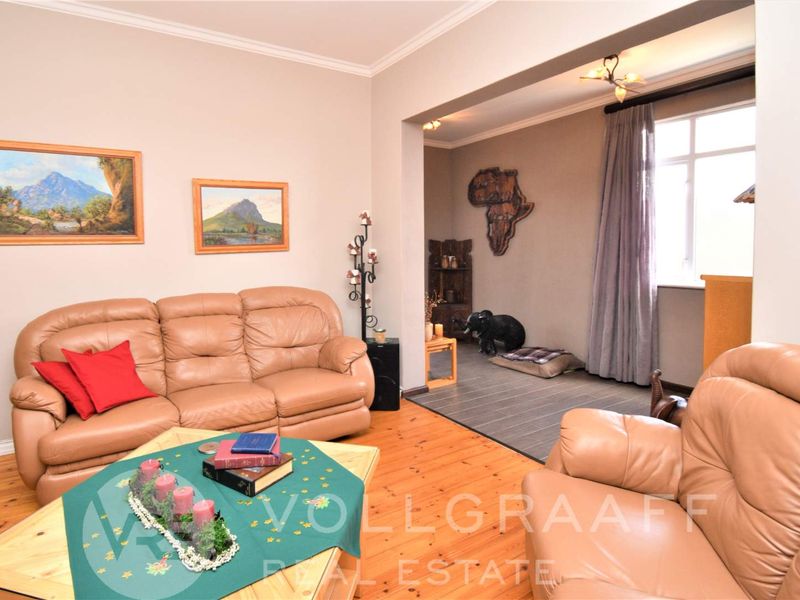 Investor’s dream: Stylish home plus 3 beautiful income-generating flatlets in CBD, Swakopmund - Photo 10