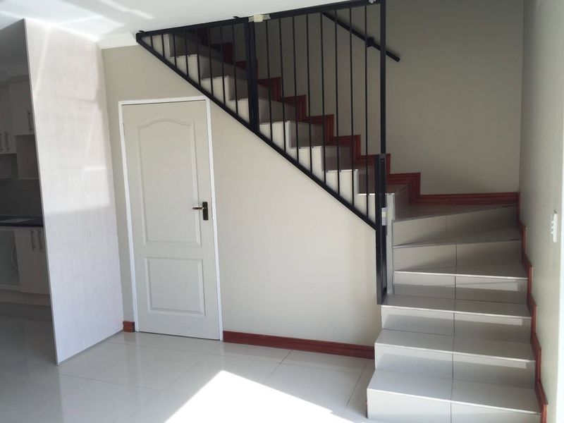 Modern 2-Bedroom Duplex in Prime Location - Photo 6