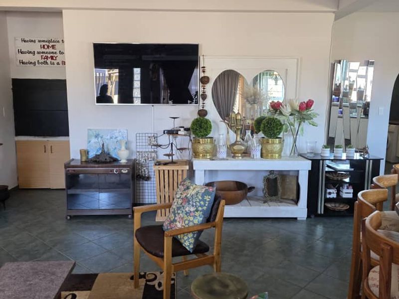 Corner rock face brick beauty with white aluminium windows and door frames. - Photo 2