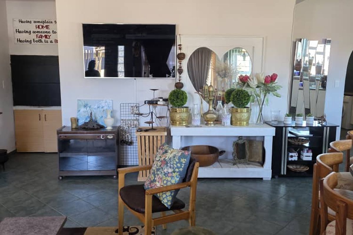 Corner rock face brick beauty with white aluminium windows and door frames. - Photo 2