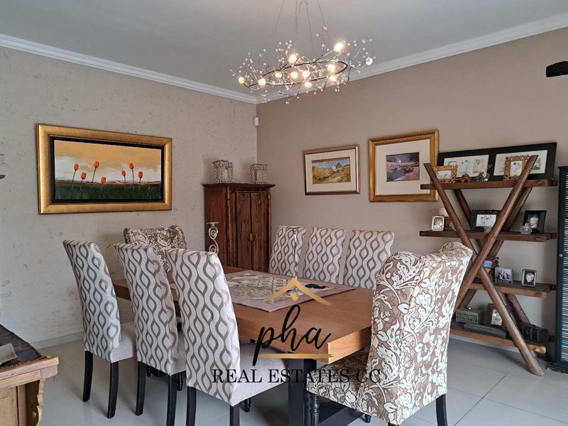 Entertainer’s DREAM!!! Immaculate 3 bedroom family home with swimming pool for sale in Walvis Bay - Photo 4