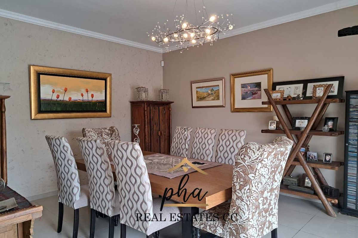 Entertainer’s DREAM!!! Immaculate 3 bedroom family home with swimming pool for sale in Walvis Bay - Photo 4