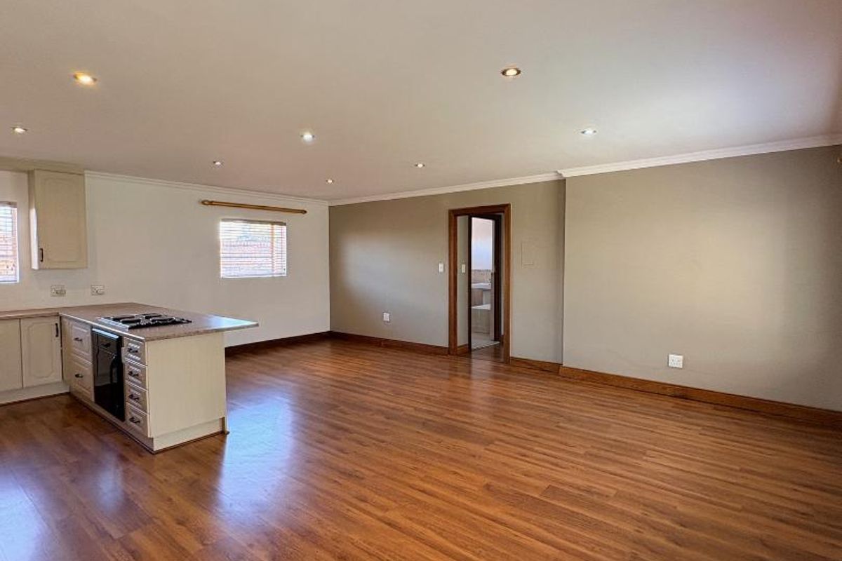 EXCLUSIVE HOME IN UPMARKET PET FRIENDLY COMPLEX - Photo 5