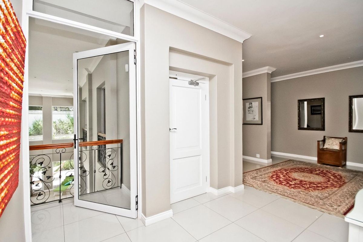 Elegance and sophistication abound in this grand Bryanston home. - Photo 4