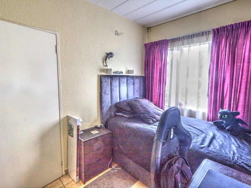 Neat Ground Floor Townhouse in Secure Boomed Area - Photo 6