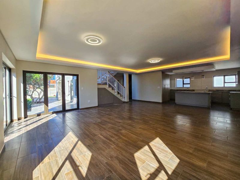 Expansive coastal luxury home for sale in Stilbaai-Wes. - Photo 3