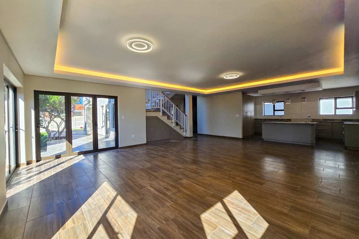 Expansive coastal luxury home for sale in Stilbaai-Wes. - Photo 3