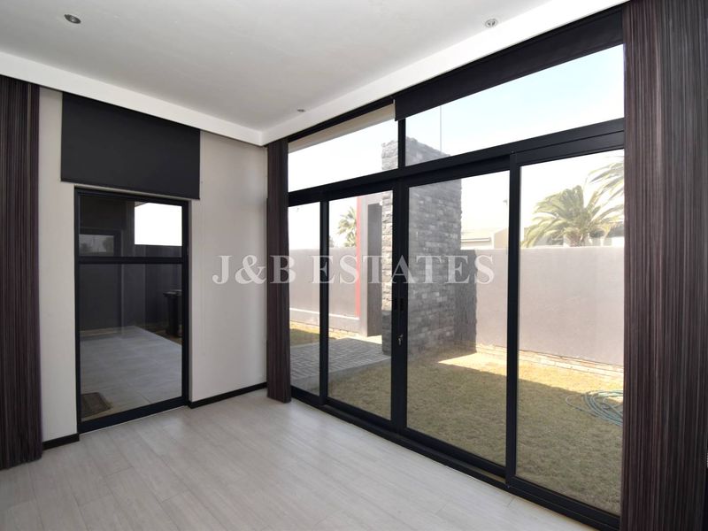 Large Modern Home - Photo 2
