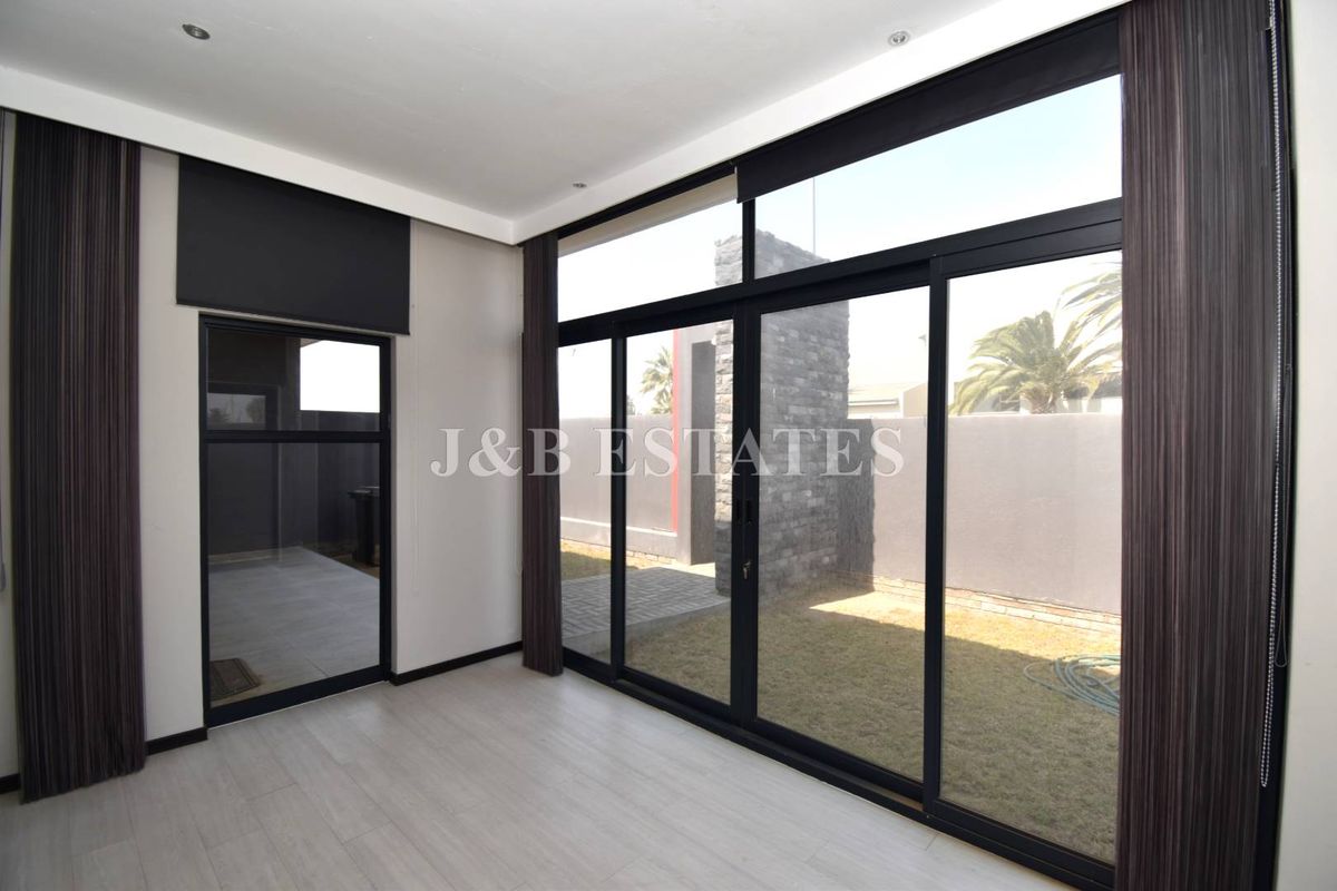 Large Modern Home - Photo 2