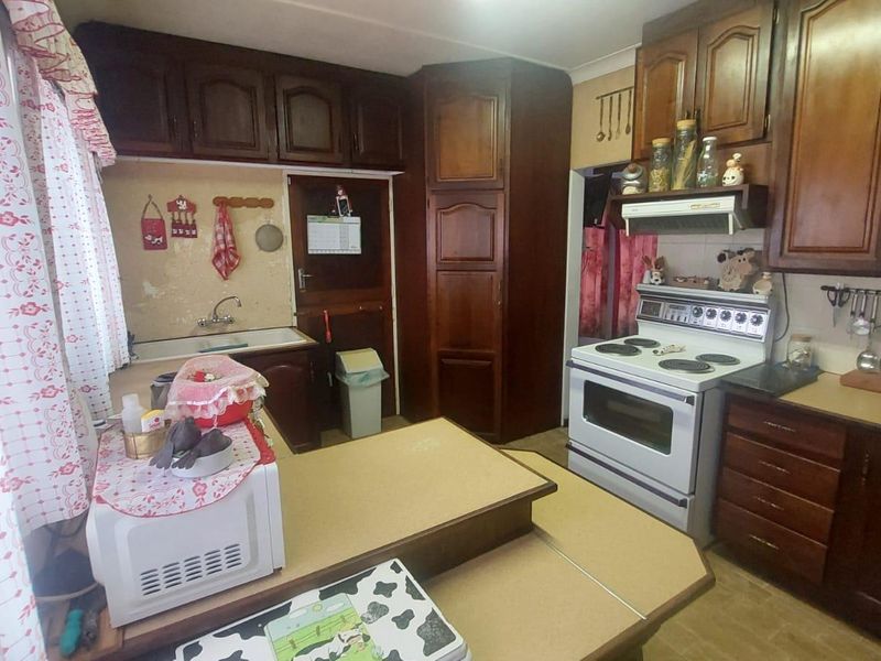 Comfortable Living: 3 Beds, Full Bath and a well maintained garden! - Photo 6
