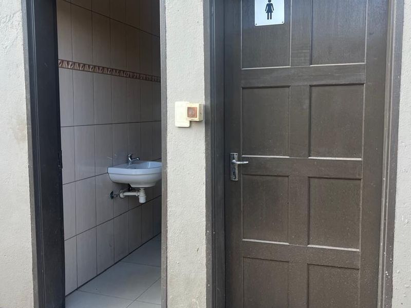 Double Storey Home with 2 Flats/Rooms – Great Investment Opportunity in Goreangab! - Photo 3