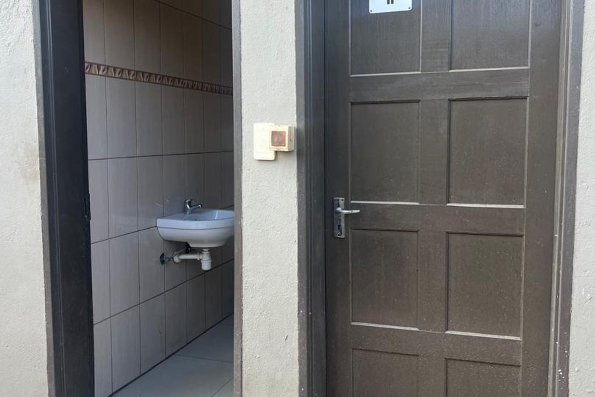 Double Storey Home with 2 Flats/Rooms – Great Investment Opportunity in Goreangab! - Photo 3