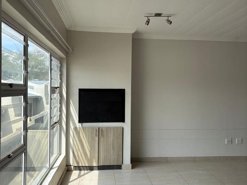 Modern two bedroom unit with one full batroom & braai - Photo 3