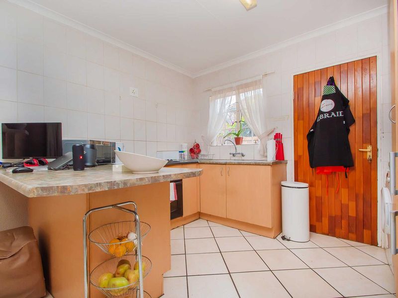 Low Maintenance,Spacious ,Priced to Sell. - Photo 4