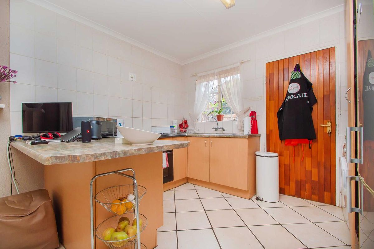 Low Maintenance,Spacious ,Priced to Sell. - Photo 4