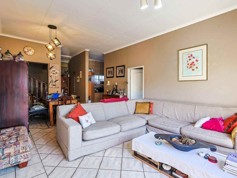 Spacious & Private 3-Bedroom in Secure Small Complex - Photo 1
