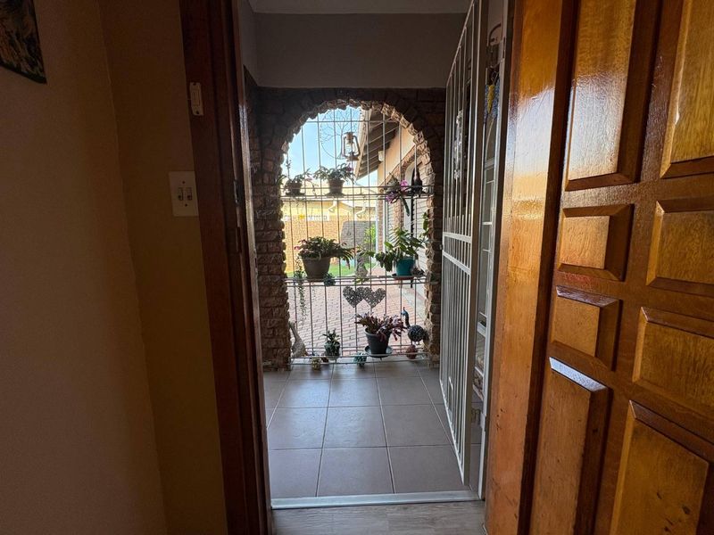 Exclusive Corner Unit with Private Garden and Double Garage - Photo 4