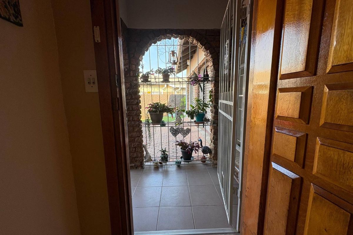 Exclusive Corner Unit with Private Garden and Double Garage - Photo 4