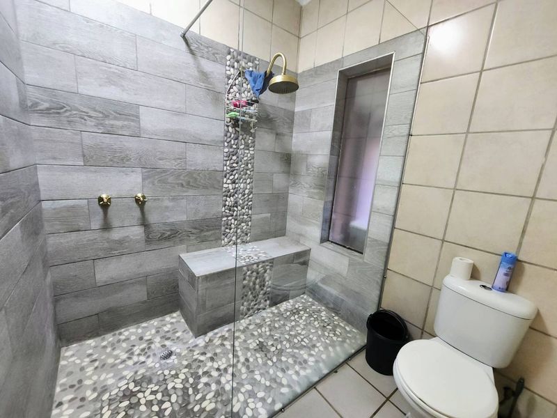 Family Haven with a Private Flatlet and Lush Garden - Photo 7
