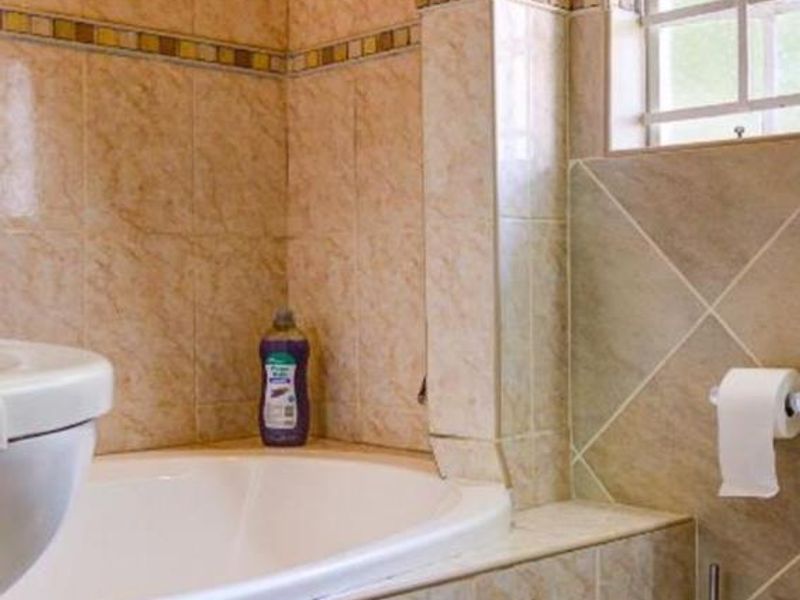 **Stunning 4-bedroom Family with Pool and double garage ** - Photo 10