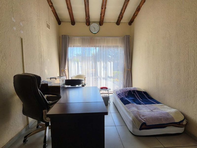 4 Bedroom House for Sale in Brackendowns - Photo 9