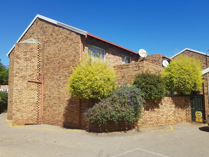 Property #1930638, Townhouse Pending Sale in Die Hoewes