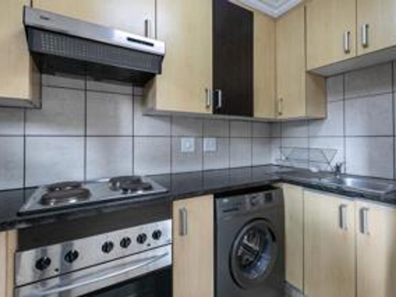 FURNISHED 1 BEDROOM GROUND FLOOR - Photo 3