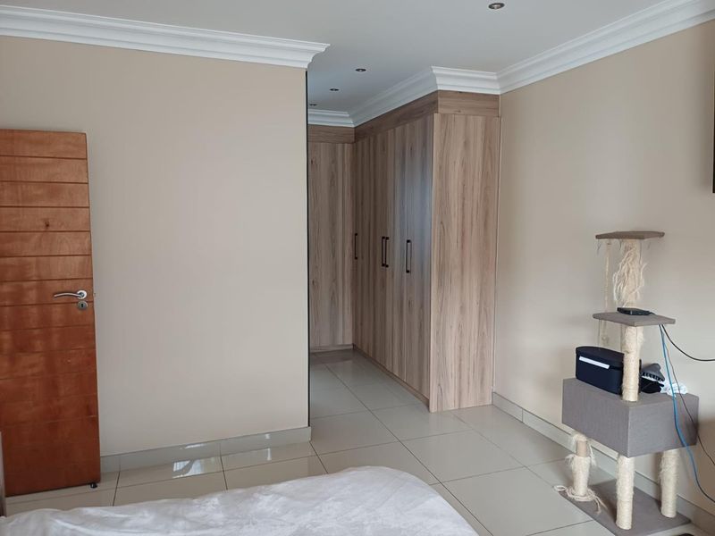 Flexible Layout Home Ideal for Airbnb or Large Families - Photo 8