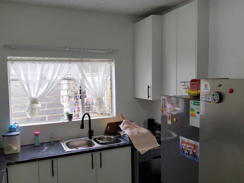 **Spacious 3-Bedroom Townhouse in Secure Complex - Photo 2