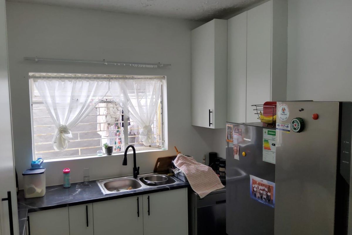 **Spacious 3-Bedroom Townhouse in Secure Complex - Photo 2