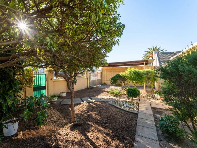 Spacious 6-Bedroom Family Home with Dual-Living Potential in Retreat - Photo 2