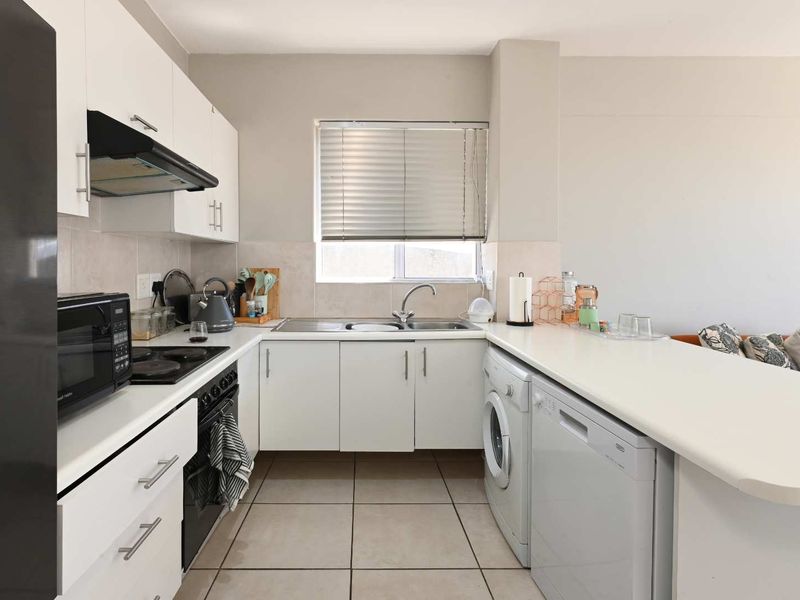 Spacious & Light-Filled 2 bedroom Apartment in the Heart of Gardens - Photo 5