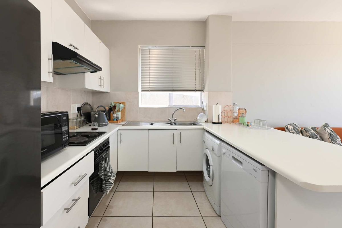 Spacious & Light-Filled 2 bedroom Apartment in the Heart of Gardens - Photo 5