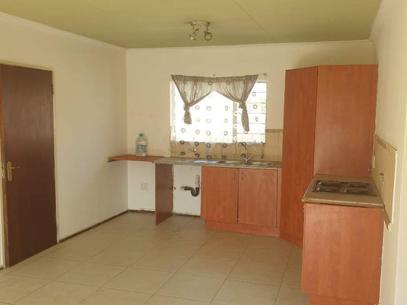 Cozy two-bedroom first floor apartment for sale in Kleinfontein Lake, Benoni - Photo 5