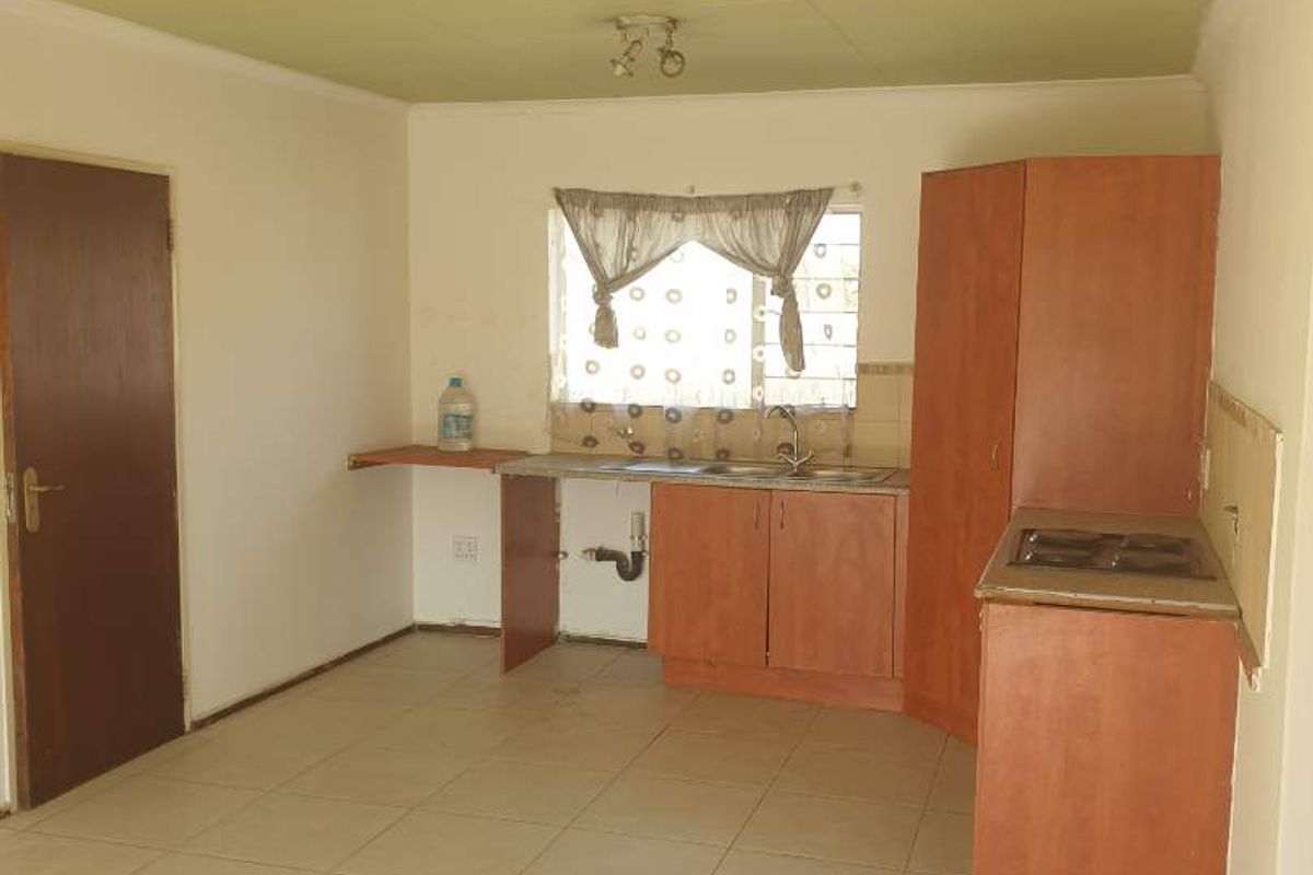Cozy two-bedroom first floor apartment for sale in Kleinfontein Lake, Benoni - Photo 5
