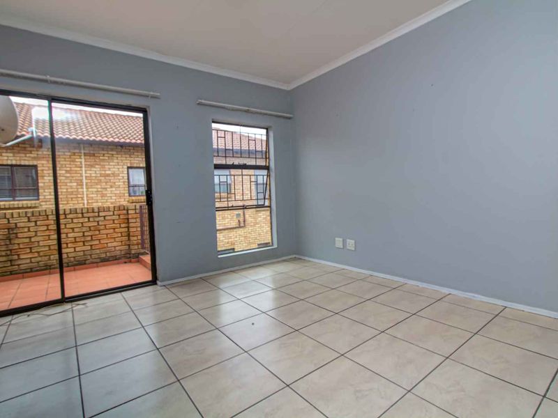 Secure Living Near Top Shopping & Entertainment Hubs - Photo 3