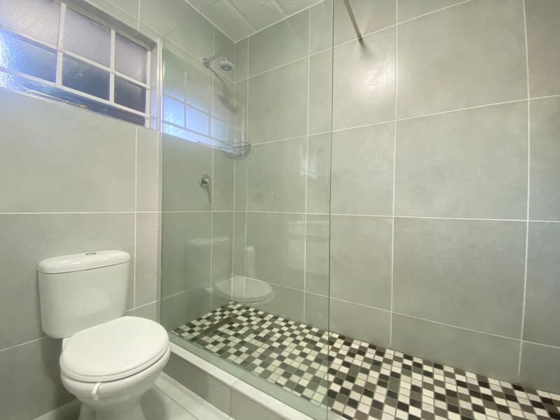 Beautifully Renovated Ground Floor Unit - Photo 10
