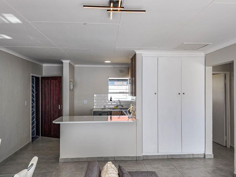 Newly Renovated 2-Bedroom Apartment with Modern Finishes - Photo 4