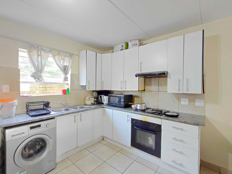 3 Bedroom 2-Bathroom Townhouse in Wilgeheuwel, Roodepoort, Gauteng - Photo 4