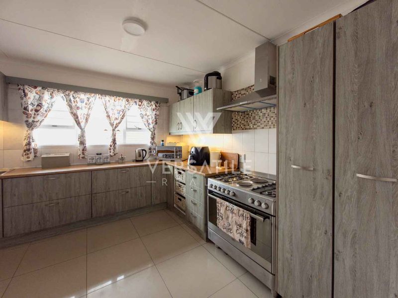 3 bedroom home with bachelor flat - Photo 7