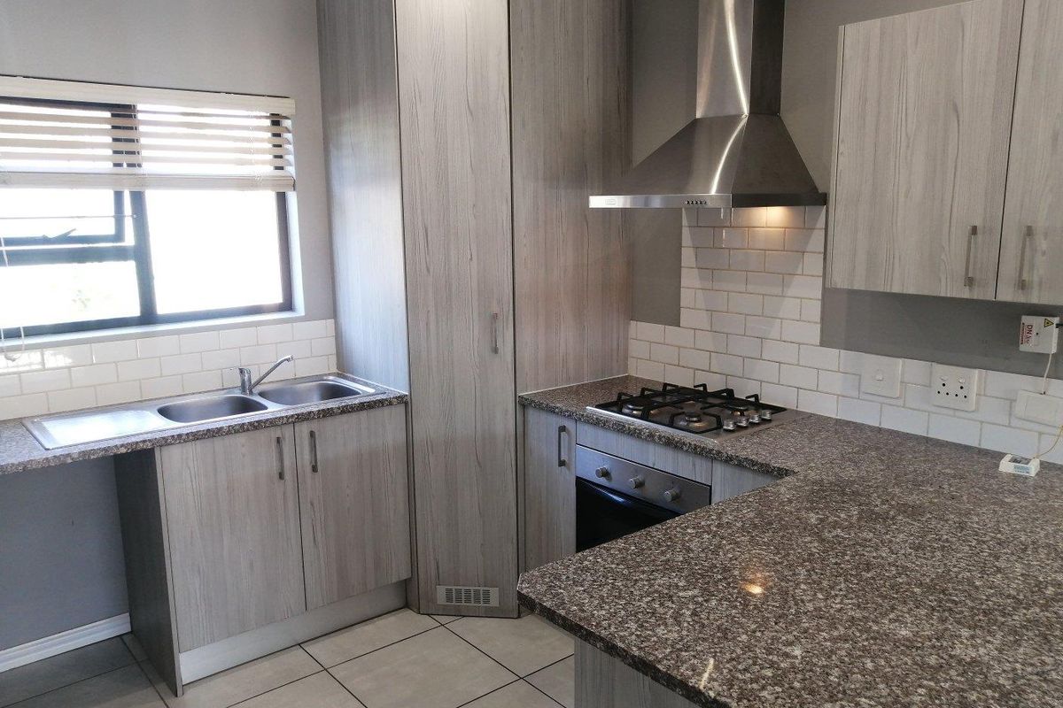 Stunning 3 bed garden apartment at Twenty on Furrow Homes Haven - Photo 3